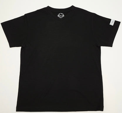 肌と地球に優しい「VネックTシャツ」
