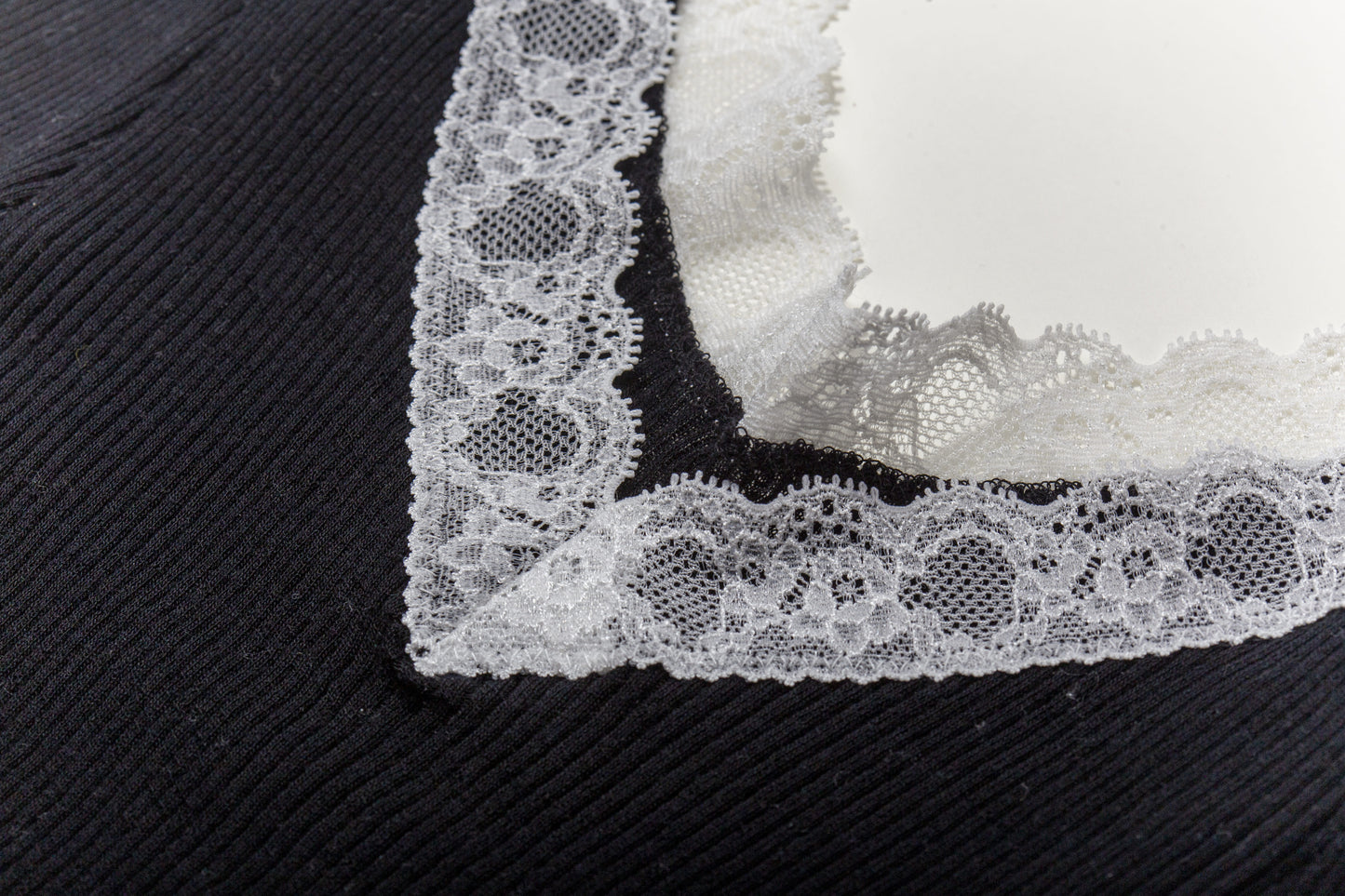 macaroni ウールレース付プルオーバー